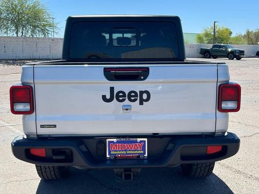 Silver Zynith Clearcoat 2023 Jeep Gladiator Willys 4x4