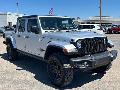 Silver Zynith Clearcoat 2023 Jeep Gladiator Willys 4x4
