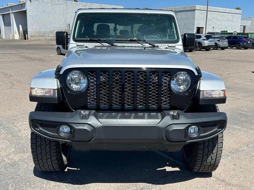 Silver Zynith Clearcoat 2023 Jeep Gladiator Willys 4x4