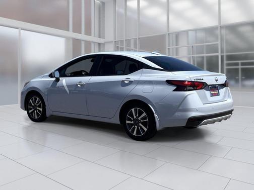Gray Sky Pearl 2024 Nissan Versa 1.6 SV
