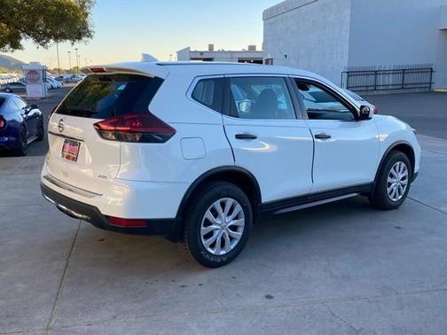 Photo 5 of 10 of 2019 Nissan Rogue S