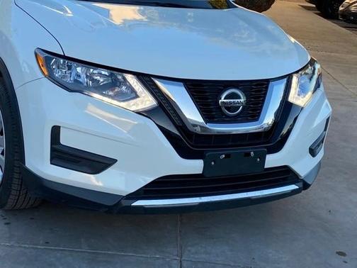 Photo 3 of 10 of 2019 Nissan Rogue S