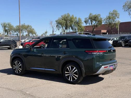 2024 Nissan Pathfinder Platinum FWD