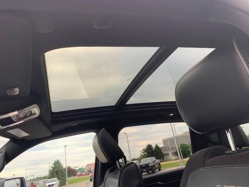 Ivory Tri-Coat Pearl 2024 RAM 1500 Laramie