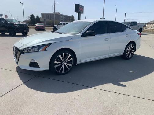 Pearl White Tricoat 2021 Nissan Altima 2.5 SR AWD 4dr Sedan