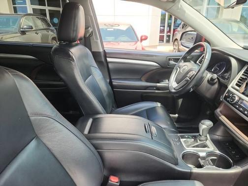Midnight Black Metallic 2019 Toyota Highlander XLE