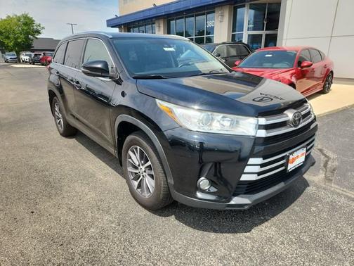 Midnight Black Metallic 2019 Toyota Highlander XLE