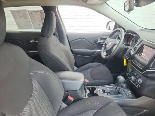 Bright White Clearcoat 2021 Jeep Cherokee Latitude
