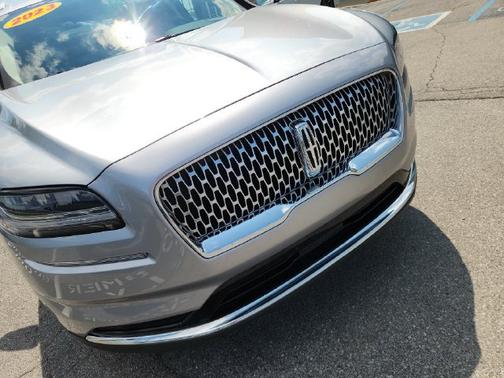 Radiance Metallic 2023 Lincoln Nautilus Reserve