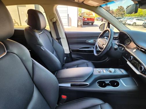 Uyuni White 2025 Genesis GV70 2.5T