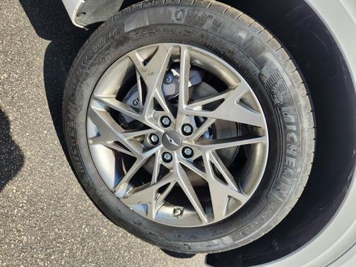 Uyuni White 2025 Genesis GV70 2.5T