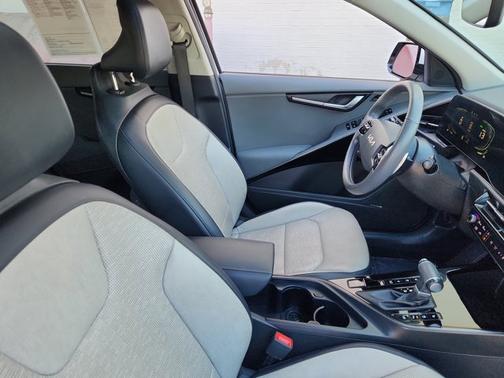 2023 Kia Niro SX