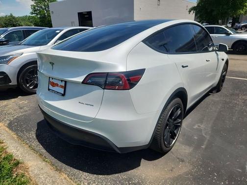 Pearl White Multi-Coat 2023 Tesla Model Y Long Range