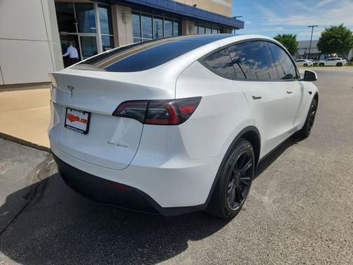 Pearl White Multi-Coat 2023 Tesla Model Y Long Range