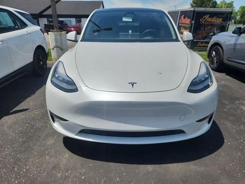 Pearl White Multi-Coat 2023 Tesla Model Y Long Range