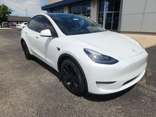 Pearl White Multi-Coat 2023 Tesla Model Y Long Range