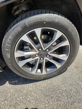 Diamond Black Crystal Pearlcoat 2023 Jeep Grand Cherokee L Overland