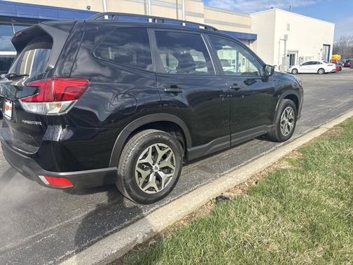 Crystal Black Pearl 2022 Subaru Forester Premium