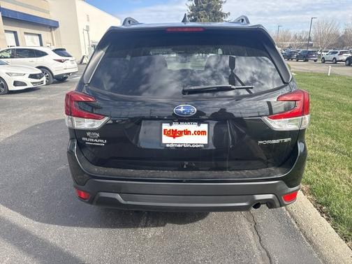 Crystal Black Pearl 2022 Subaru Forester Premium