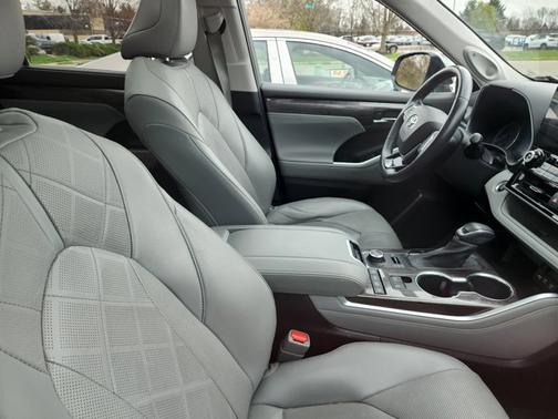 Moon Dust 2021 Toyota Highlander Platinum