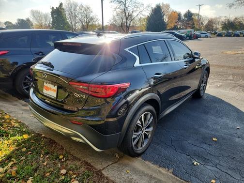 2017 INFINITI QX30 Luxury