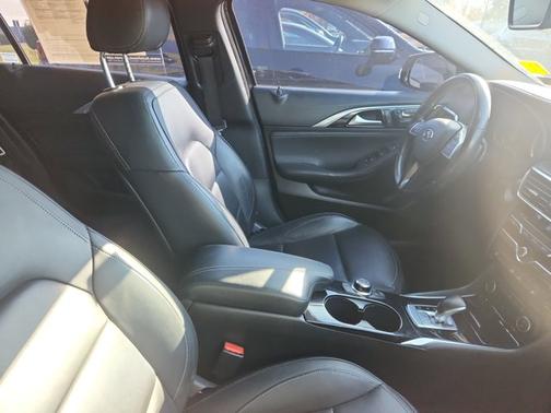 2017 INFINITI QX30 Luxury