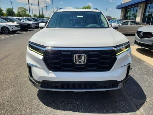 White 2023 Honda Pilot Elite