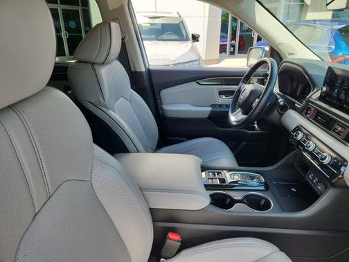 White 2023 Honda Pilot Elite