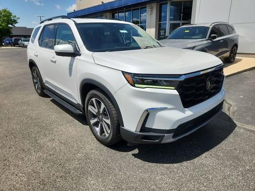White 2023 Honda Pilot Elite