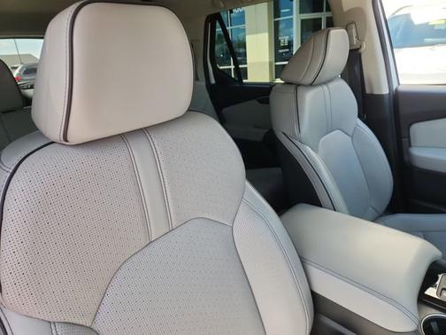 White 2023 Honda Pilot Elite