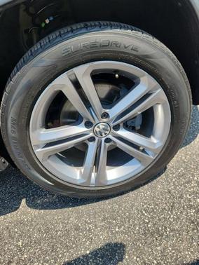 Deep Black Pearl 2017 Volkswagen Tiguan Sport