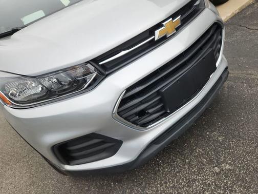Silver Ice Metallic 2018 Chevrolet Trax LS