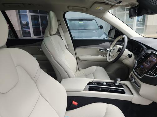 2024 Volvo XC90 Plus Bright Theme