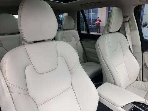 2024 Volvo XC90 Plus Bright Theme