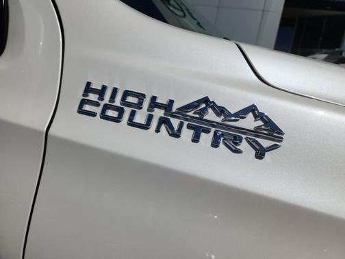 Iridescent Pearl Tricoat 2024 Chevrolet Tahoe High Country