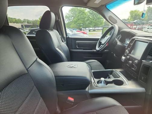 Brilliant Black Crystal Pearlcoat 2017 RAM 1500 Sport