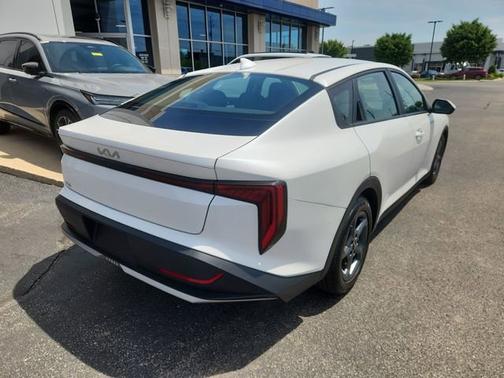 Snow White Pearl 2025 Kia K4 LXS