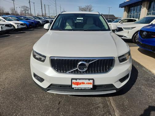 2022 Volvo XC40 Momentum