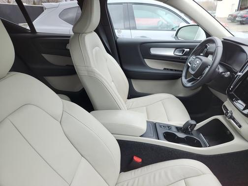2022 Volvo XC40 Momentum