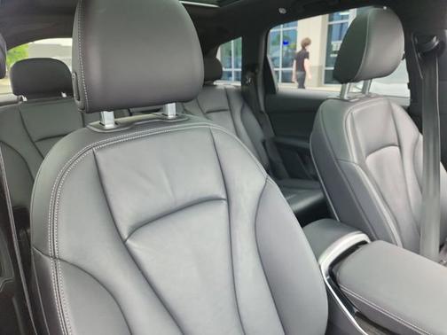 White 2025 Audi Q7 Premium Plus