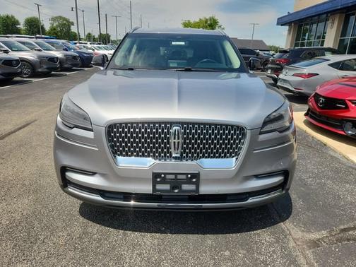 Red Carpet 2021 Lincoln Aviator Standard