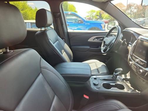 Silver Ice Metallic 2022 Chevrolet Traverse LT Leather