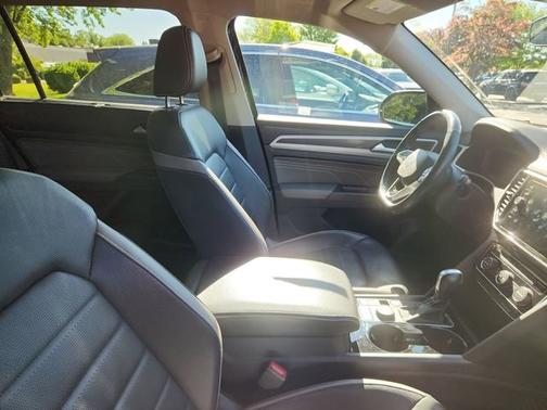 Deep Black 2022 Volkswagen Atlas 3.6L V6 SEL Premium R-Line