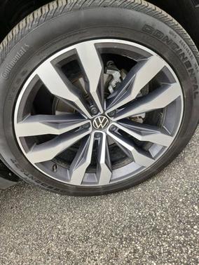 Deep Black 2022 Volkswagen Atlas 3.6L V6 SEL Premium R-Line