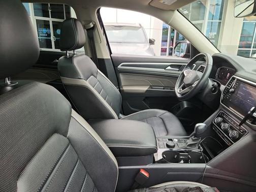Deep Black 2022 Volkswagen Atlas 3.6L V6 SEL Premium R-Line