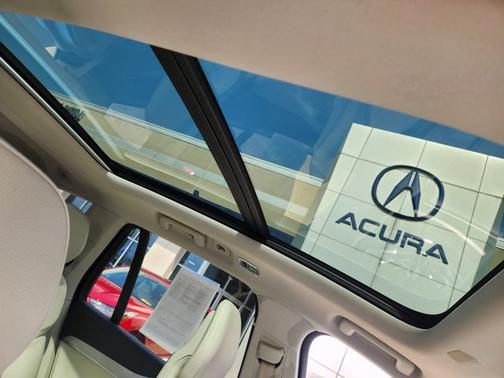 White 2016 Volvo XC90 T6 Momentum