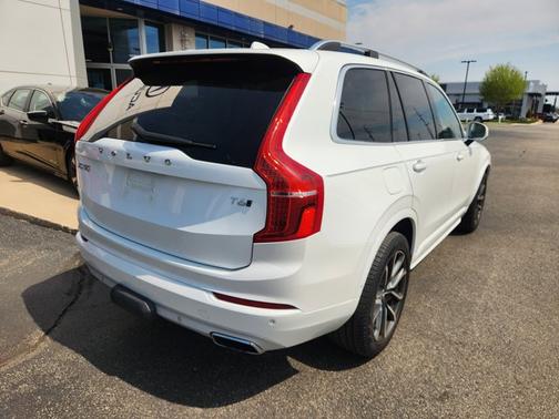 White 2016 Volvo XC90 T6 Momentum