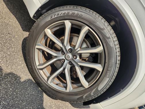 White 2016 Volvo XC90 T6 Momentum