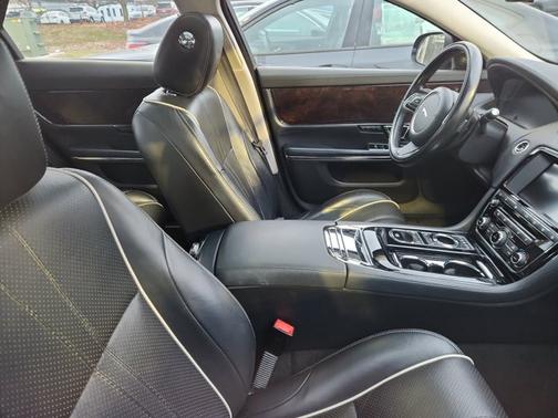 2016 Jaguar XJ R-Sport