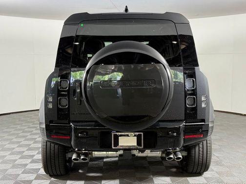 2025 Land Rover Defender 110 V8